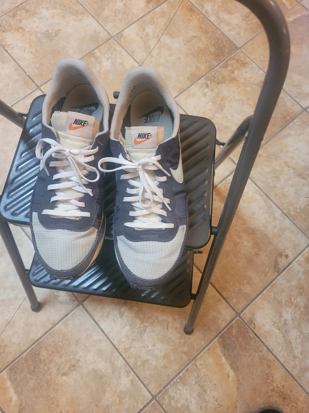 Nike Men’s Navy Light Gray Retro Runner Sneakers 11 USED